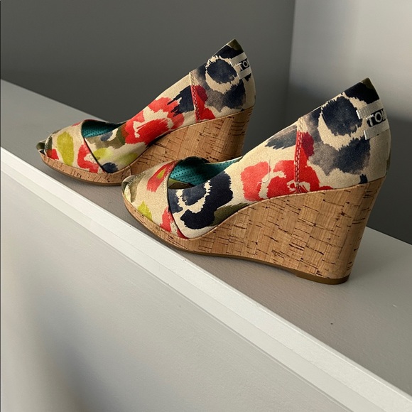 Colorful Floral Wedge Peep-Toe Shoes - Picture 2 of 3